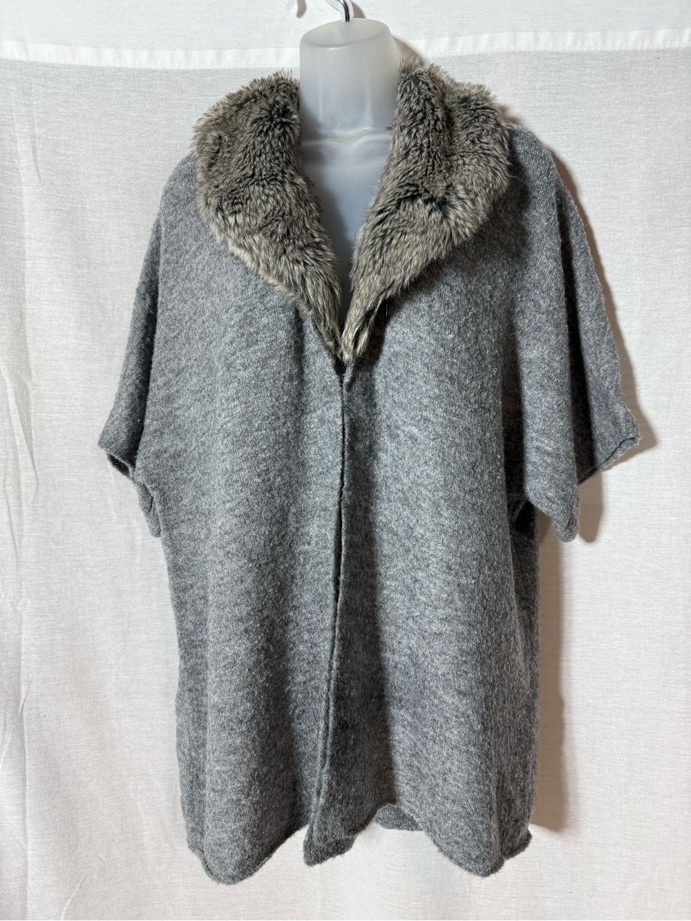 Chico's Gray Wool-Blend Cape with Faux-Fur Collar Size 2/large